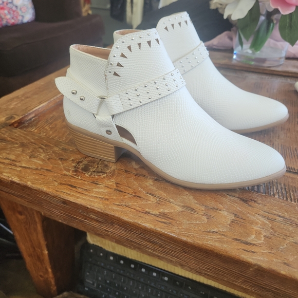 Qupid White Ankle Boots with Minimalist Design - Picture 2 of 5